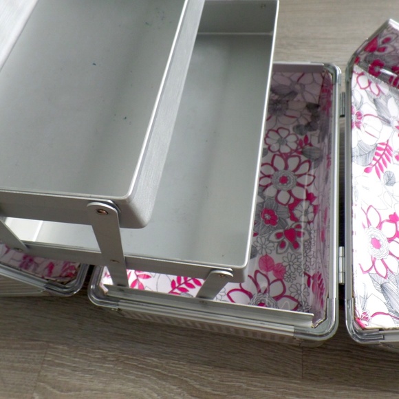 Holt Renfrew Professional Makeup Case - Picture 5 of 6